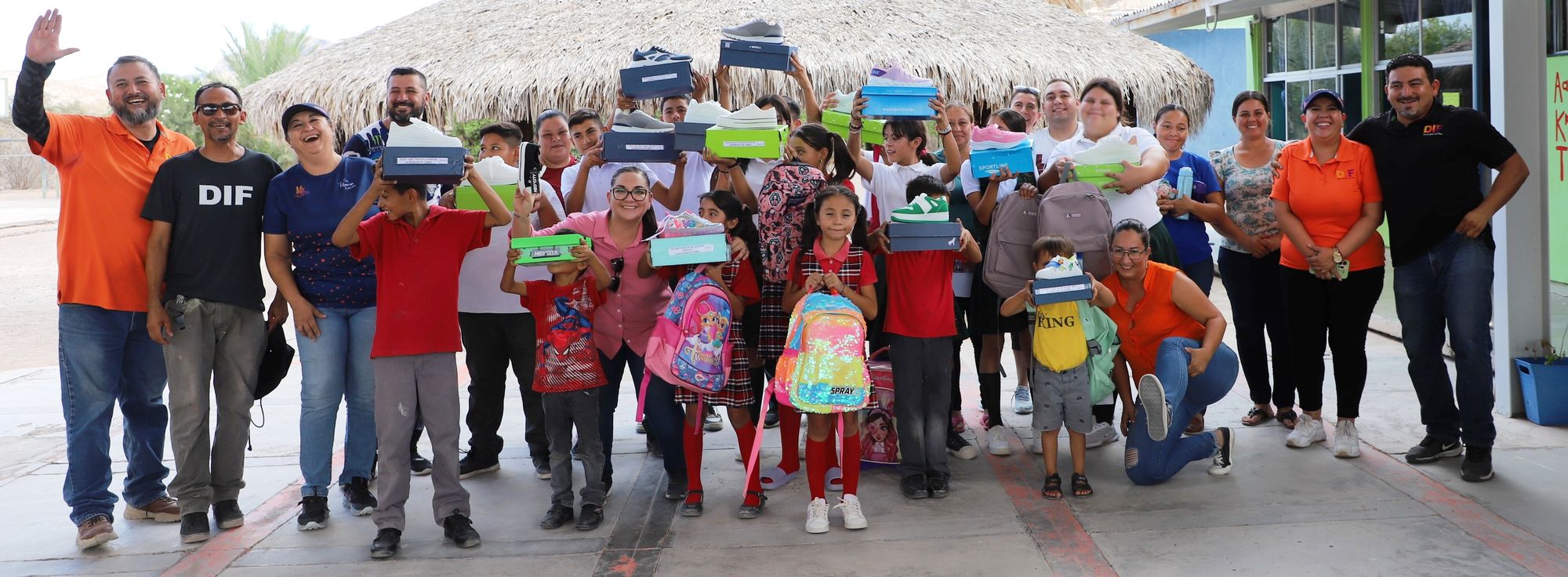 Entrega DIF La Paz apoyos a los habitantes de Los Dolores