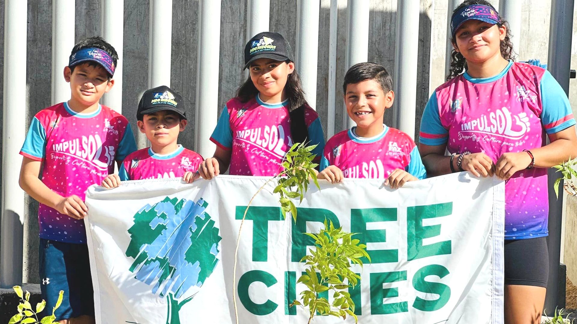 Reforestan niños del programa Impulso zona en la nueva planta potabilizadora de La Paz