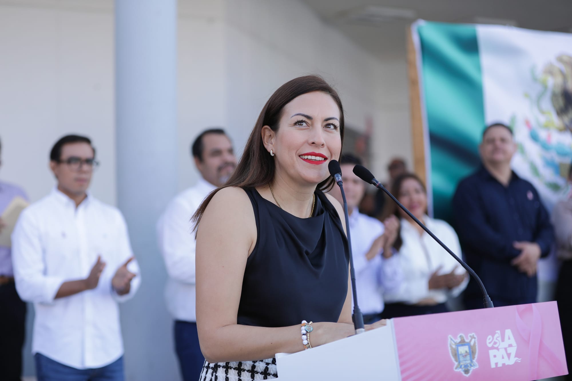 Milena Quiroga encabeza la primera ceremonia de honores a la bandera del XVIII Ayuntamiento de La Paz