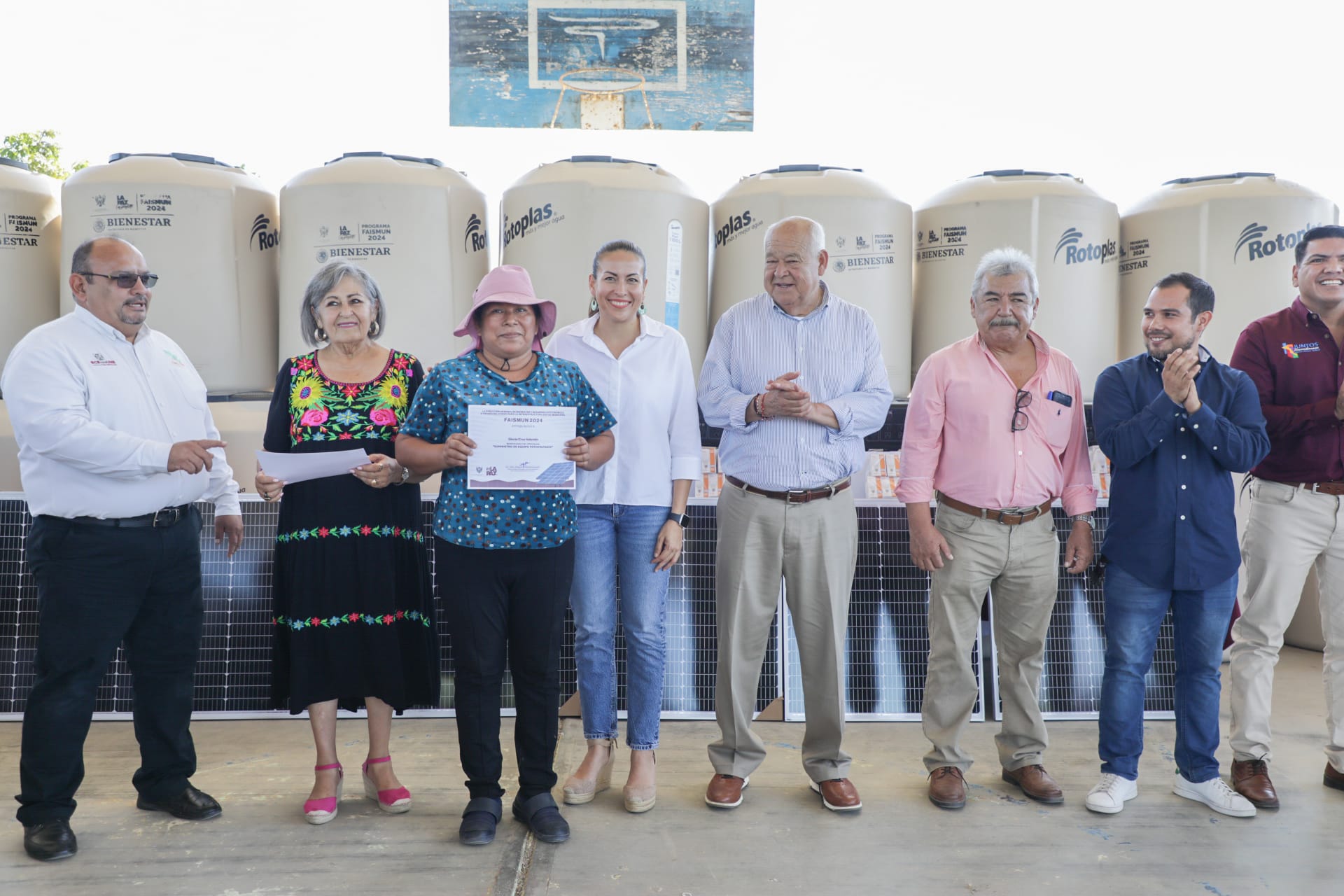 Milena Quiroga encabeza entrega de apoyos sociales en zona rural y urbana