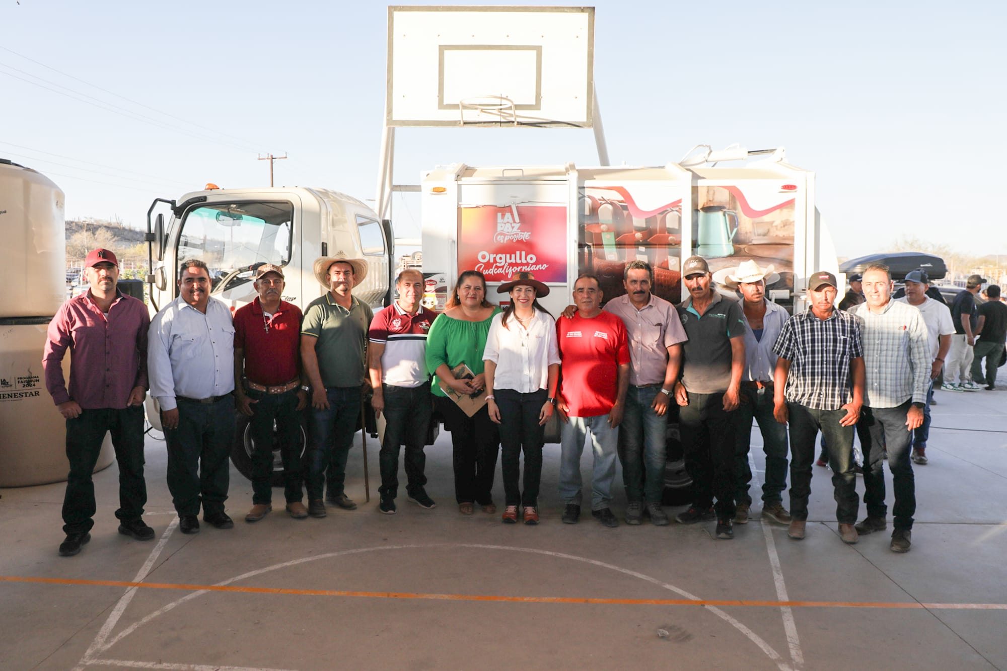 Milena Quiroga entrega un nuevo camión recolector de basura en Los Dolores