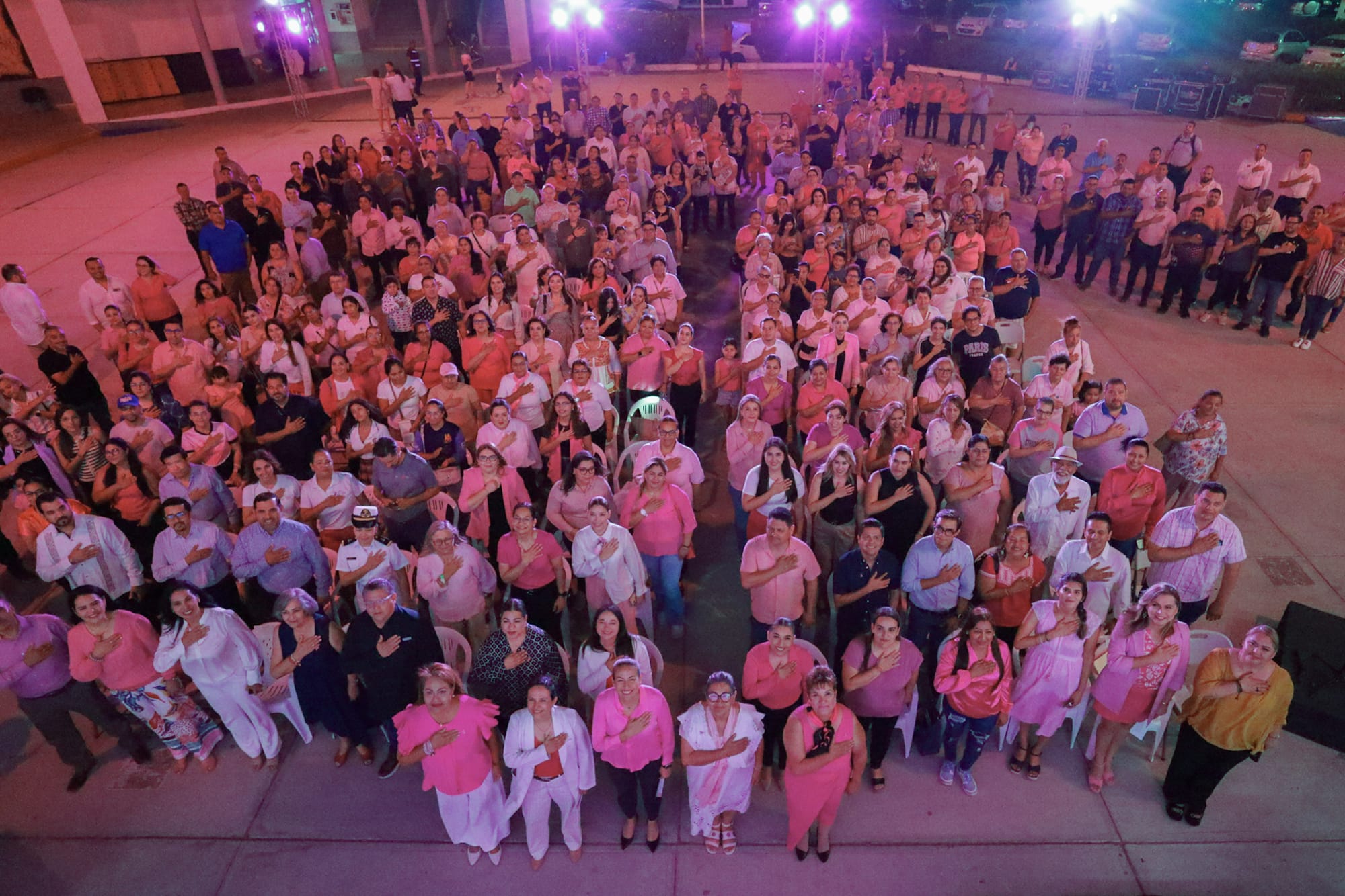 Se ilumina el Ayuntamiento de La Paz en el marco de Octubre Rosa