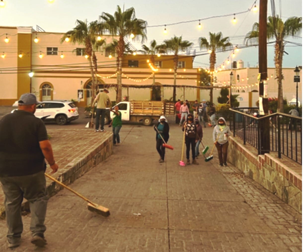 Unen esfuerzos para limpiar la plaza pública de Todos Santos