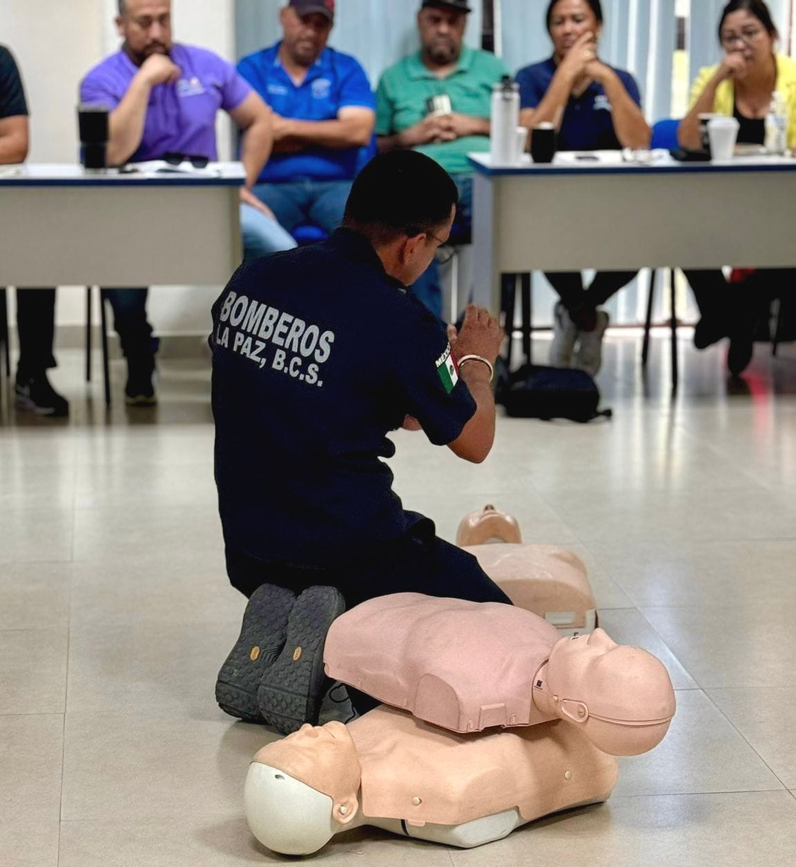 Capacitan Bomberos de La Paz en primeros auxilios a 60 maestros de Educación Física