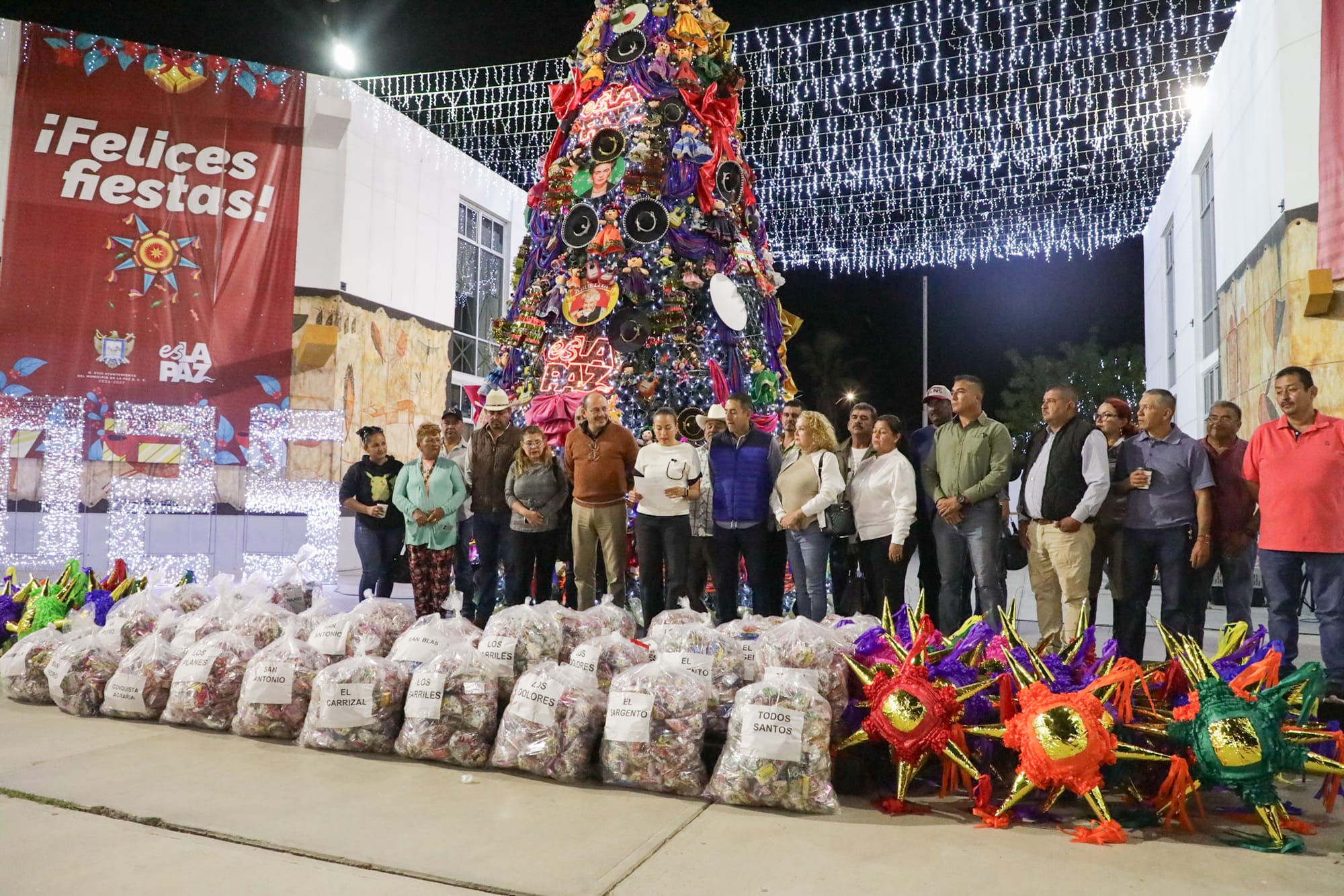 Milena Quiroga encabeza entrega de piñatas y dulces