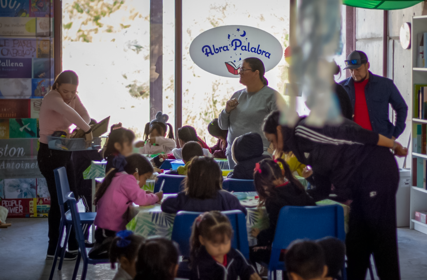 Niñas y niños de preescolar visitan la biblioteca infantil “Abra Palabra”