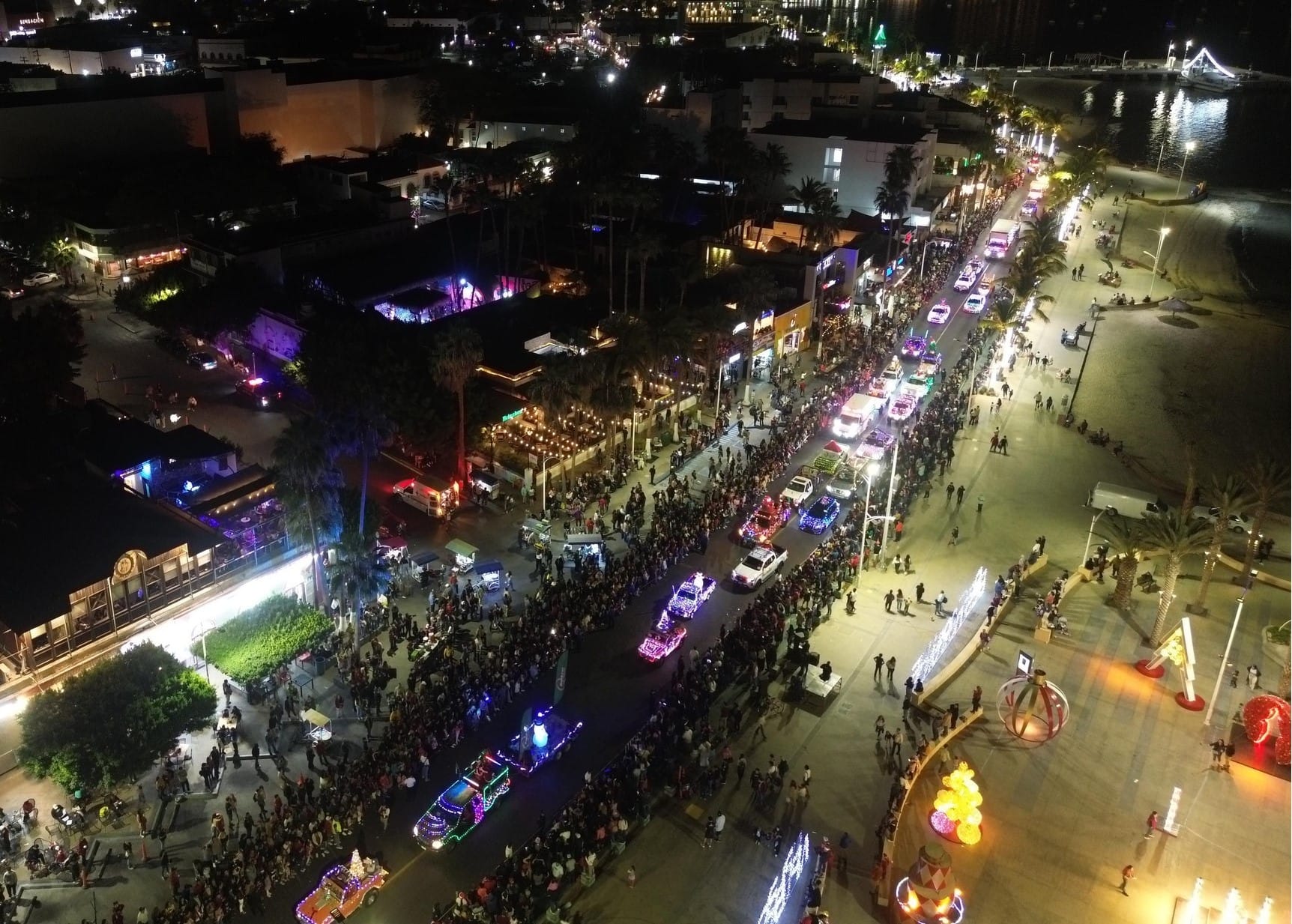 Más de 10 mil personas asisten al desfile navideño en el malecón de La Paz