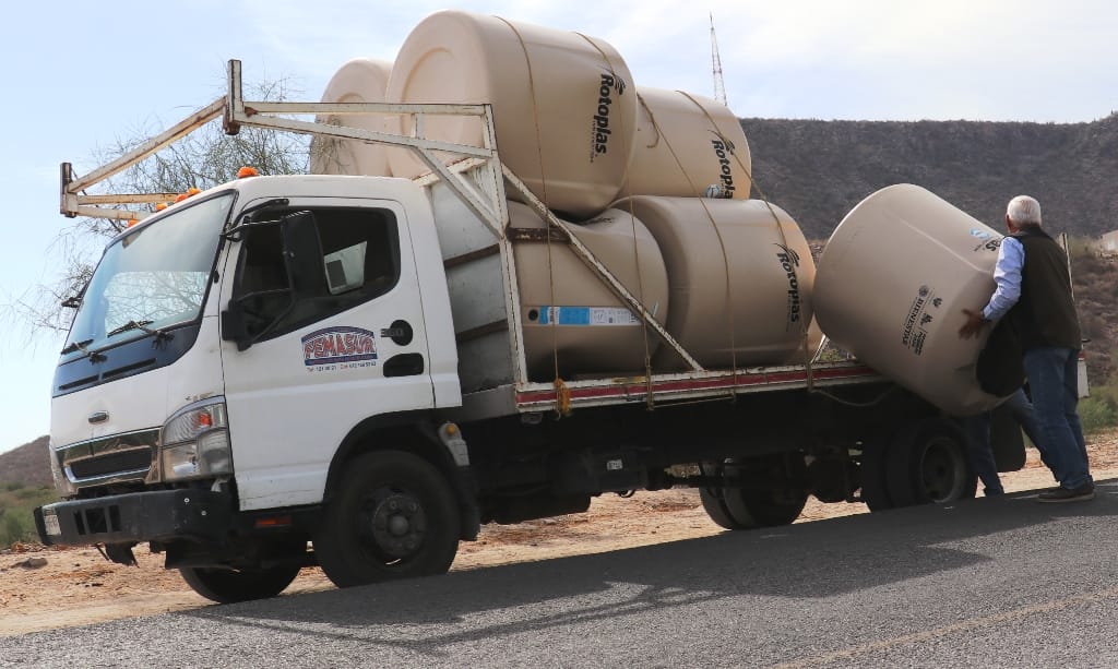 Culmina Ayuntamiento de La Paz con éxito la entrega de tinacos en el Municipio