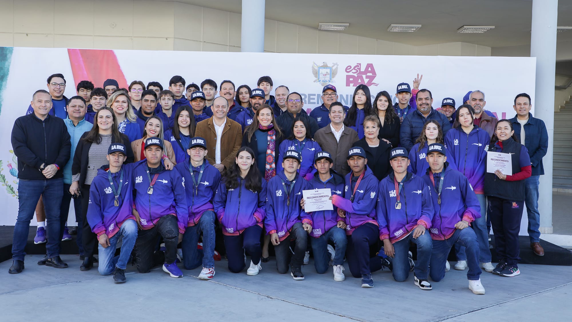 Milena Quiroga entrega uniformes a trabajadores de OOMSAPAS La Paz