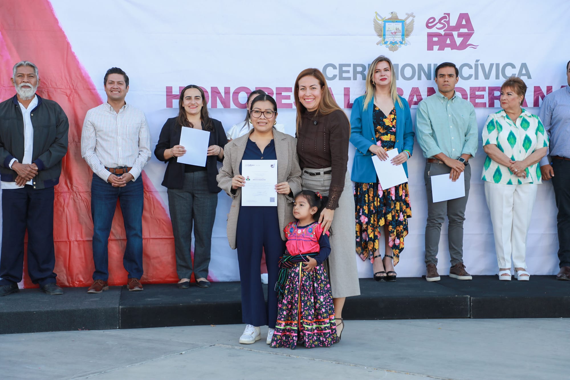 Avanza inclusión indígena en La Paz con entrega de certificados a intérpretes mixtecos