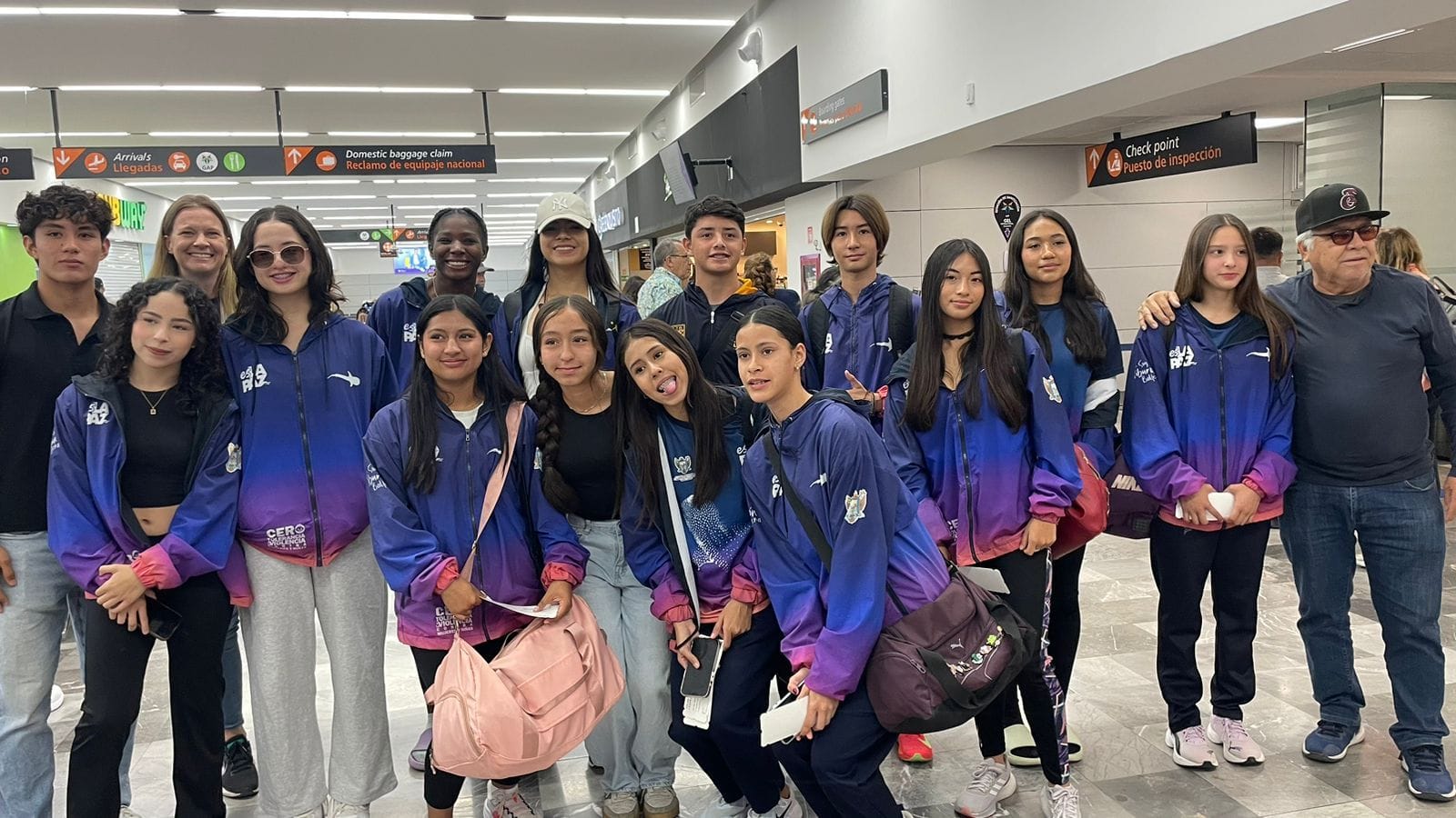 Compiten deportistas de La Paz en macro regionales de atletismo y béisbol 5