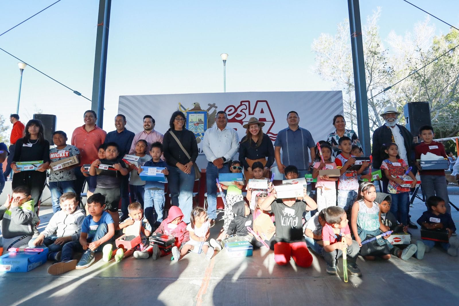 Milena Quiroga entrega calzado a niñas y niños de El Carrizal
