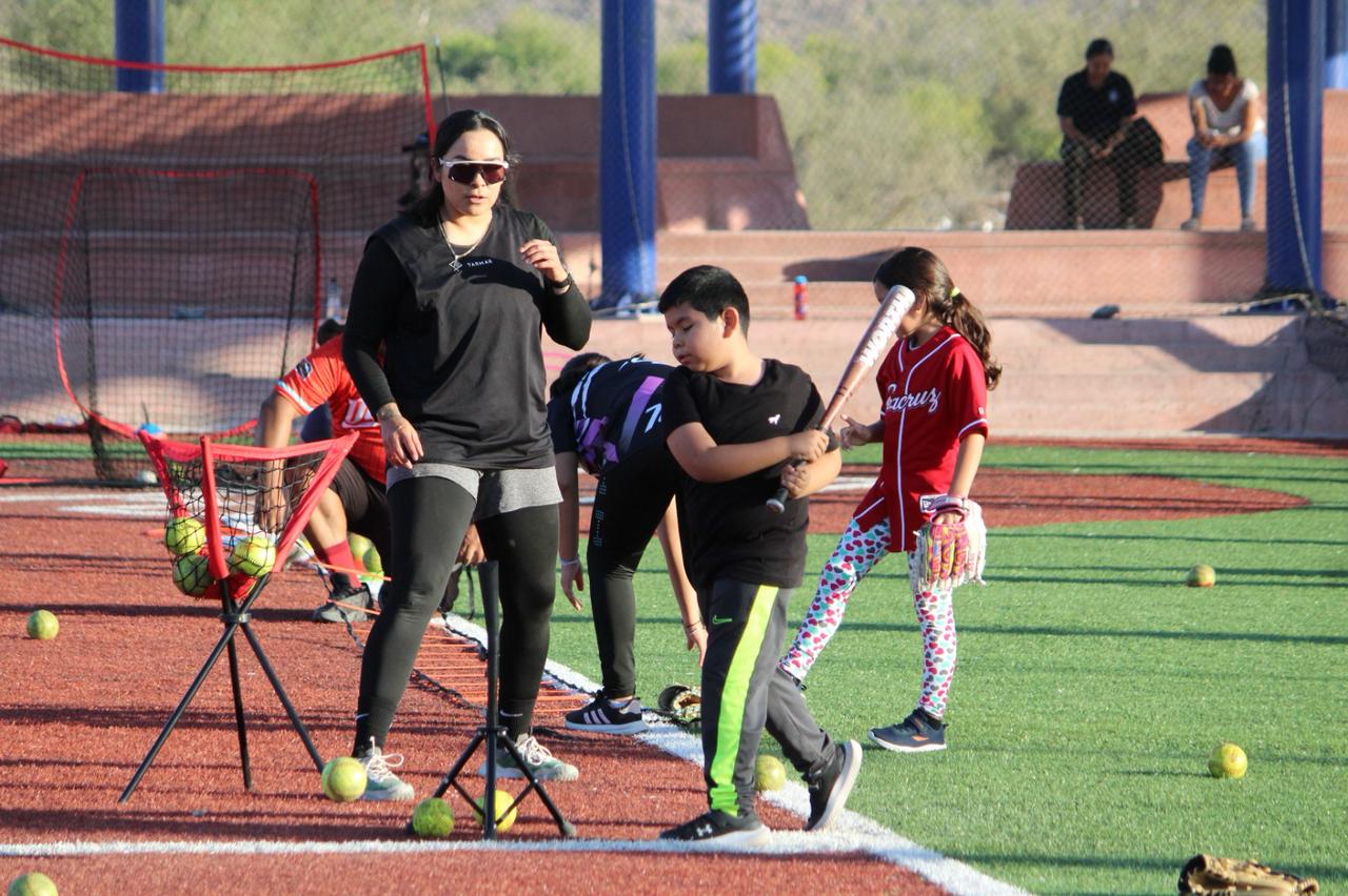 Imparten clases de sóftbol a niñas y niños en el CDM “El Piojillo”