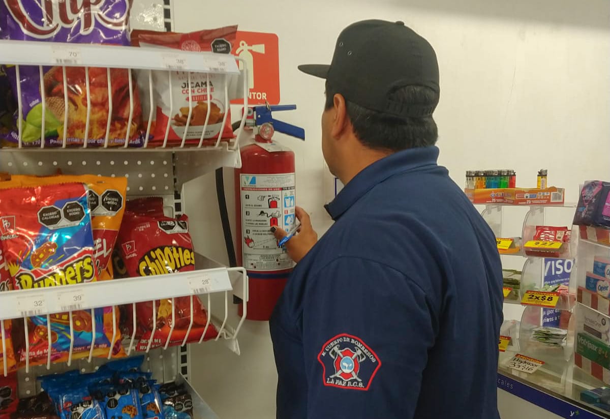 Bomberos de La Paz verifican medidas de seguridad en comercios y centros de trabajos