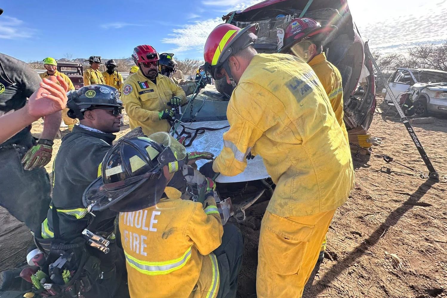 Se capacitan bomberos de La Paz en técnicas de rescate vehicular