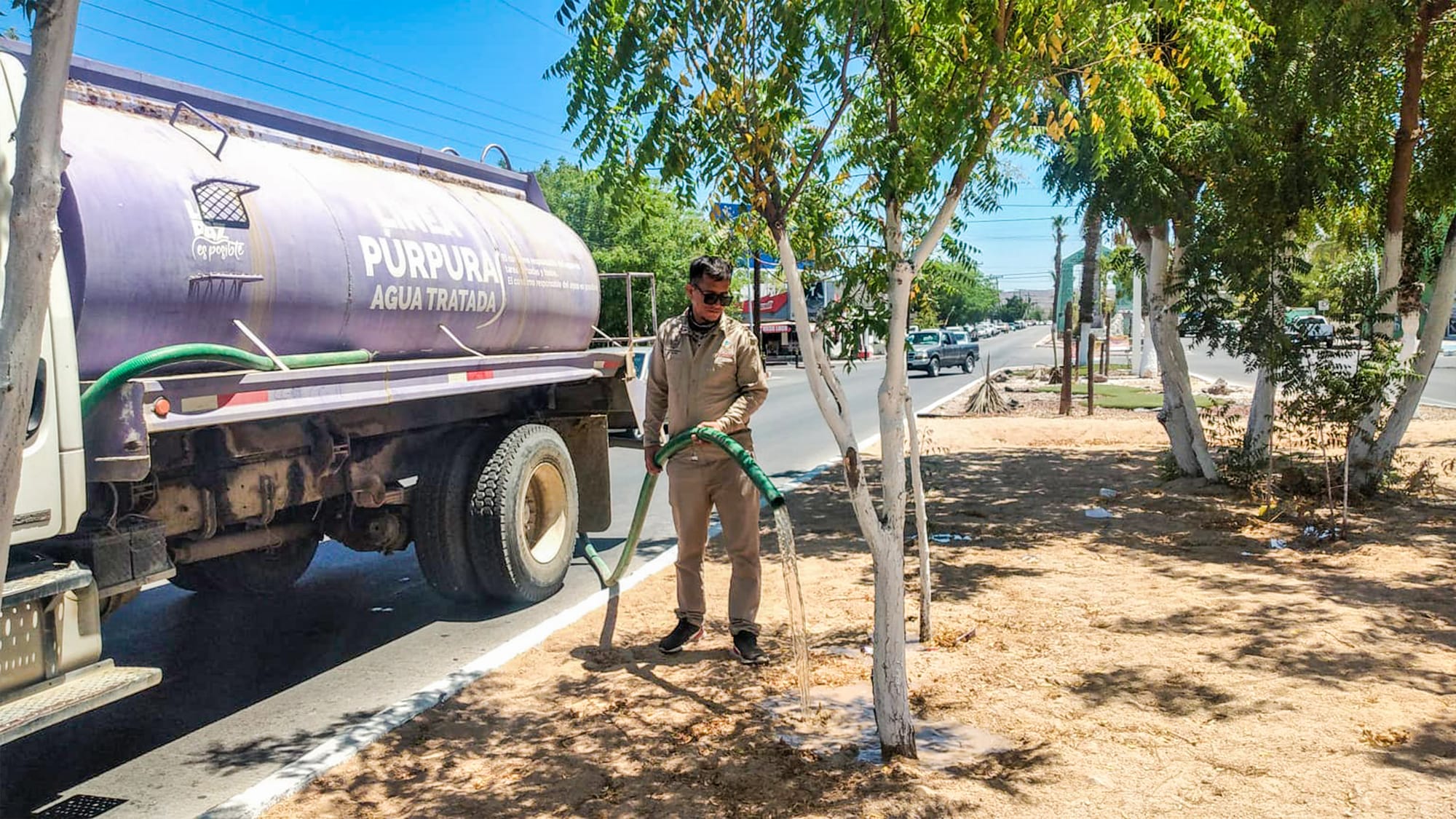 Destinan 250 mil litros de agua tratada para el riego y mantenimiento de espacios públicos