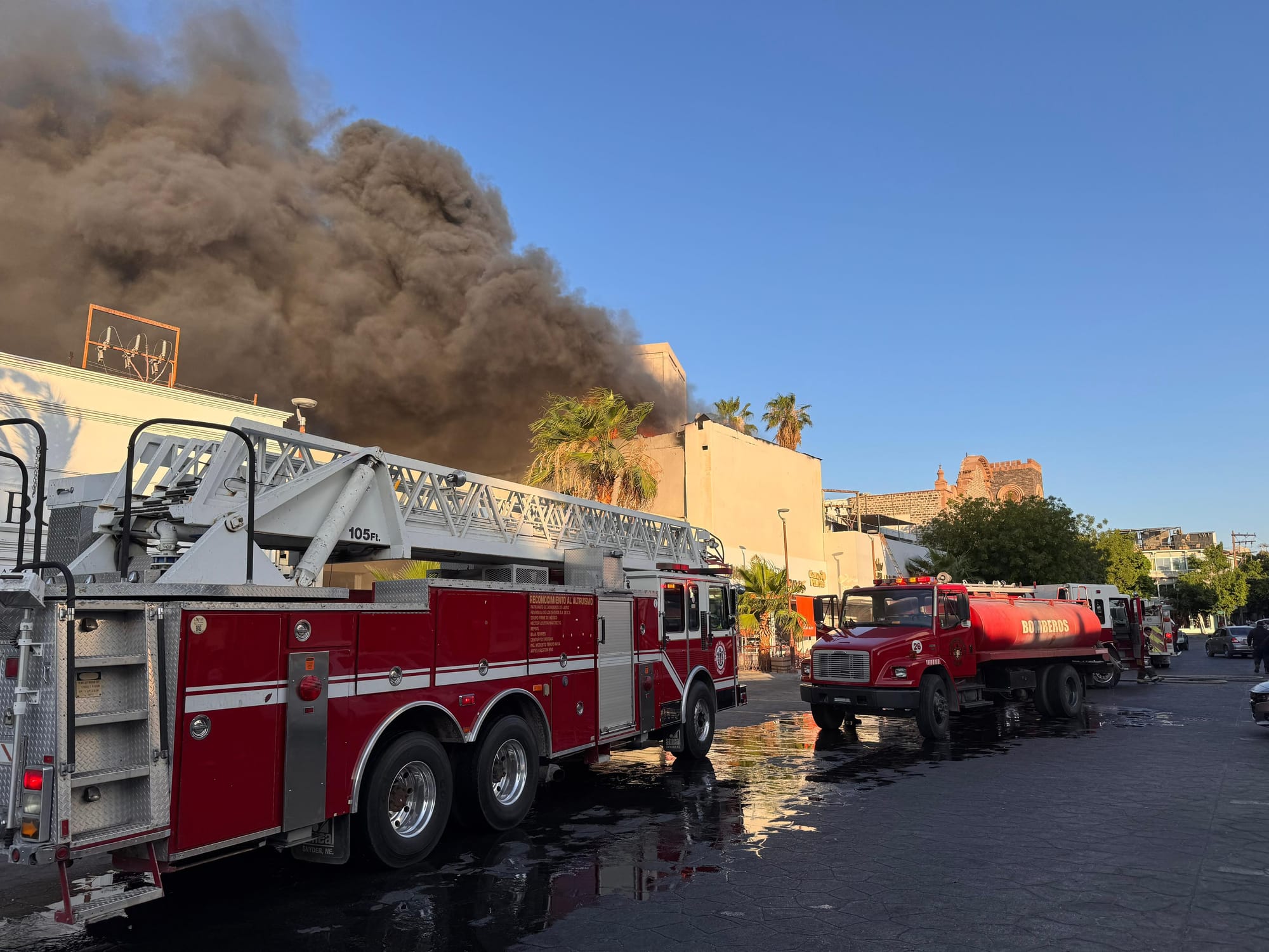 Bomberos de La Paz atienden incendio en zapatería del Centro Histórico de La Paz