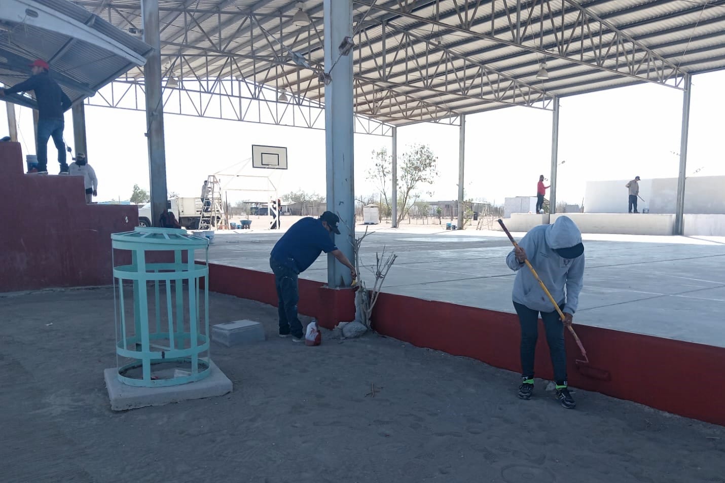 Servicios Públicos realiza trabajos de mantenimiento en canchas y parques de La Paz