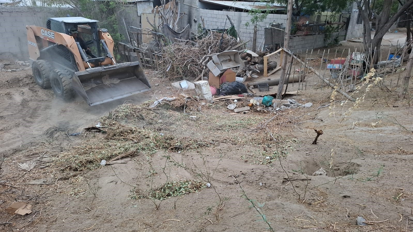 Inician trabajos de limpieza de canal de desagüe paralelo al Sendero de Paz