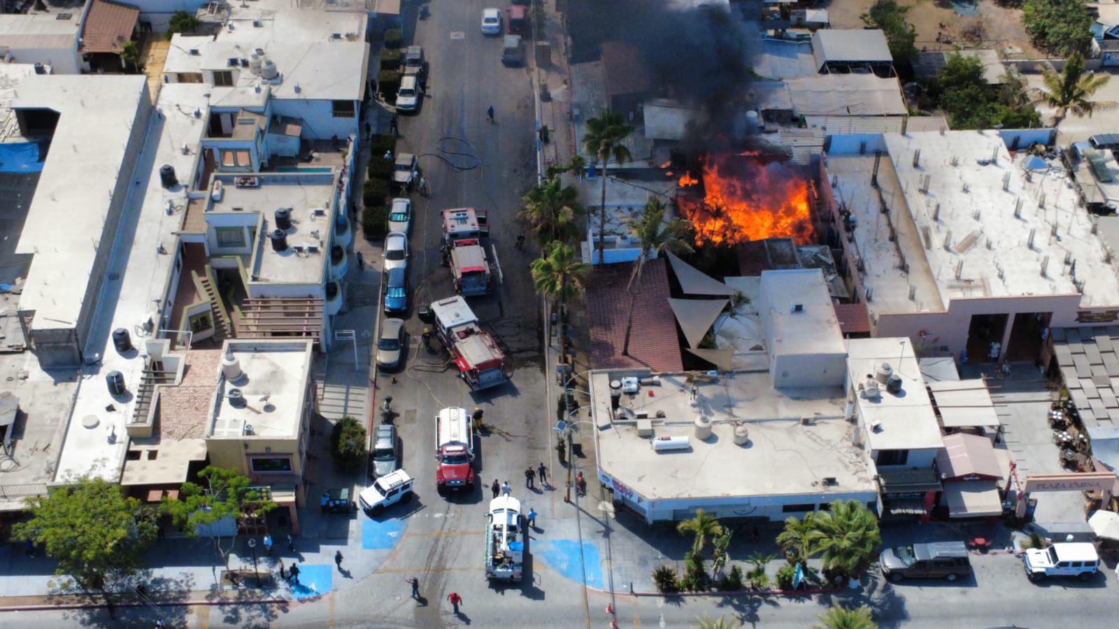 Bomberos de Todos Santos sofocan fuerte incendio en la comunidad