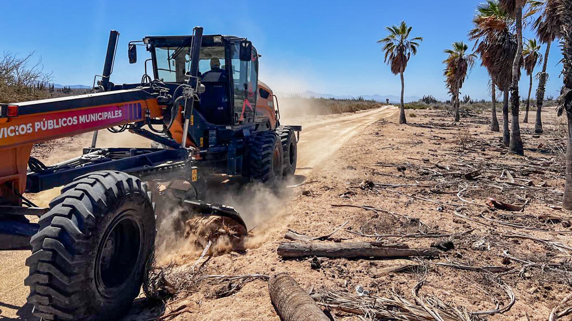 Servicios Públicos rehabilita 40 km de caminos rurales en Todos Santos