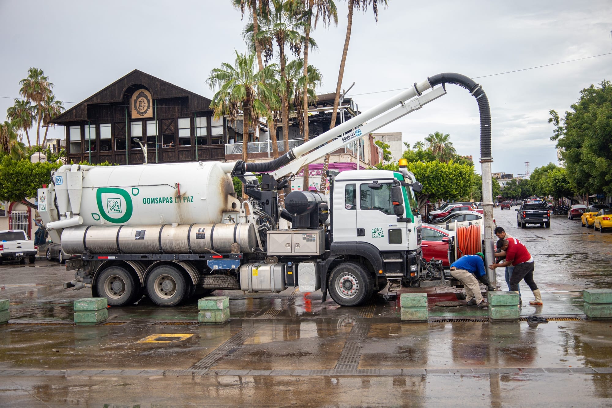 OOMSAPAS La Paz refuerza acciones de bacheo, desazolve y restablecimiento del servicio de agua