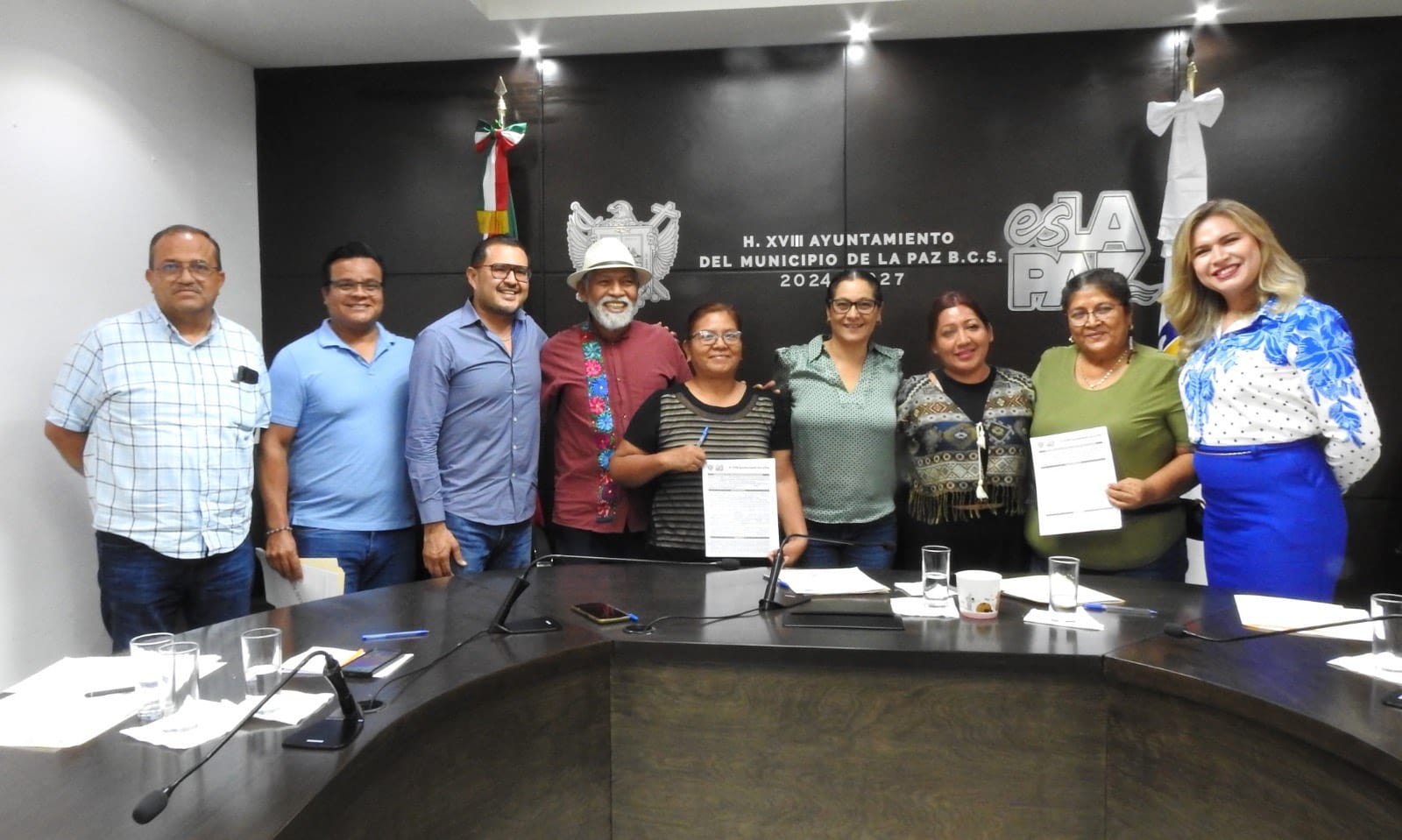 Avanza entrega de concesiones del Mercado Étnico en La Paz