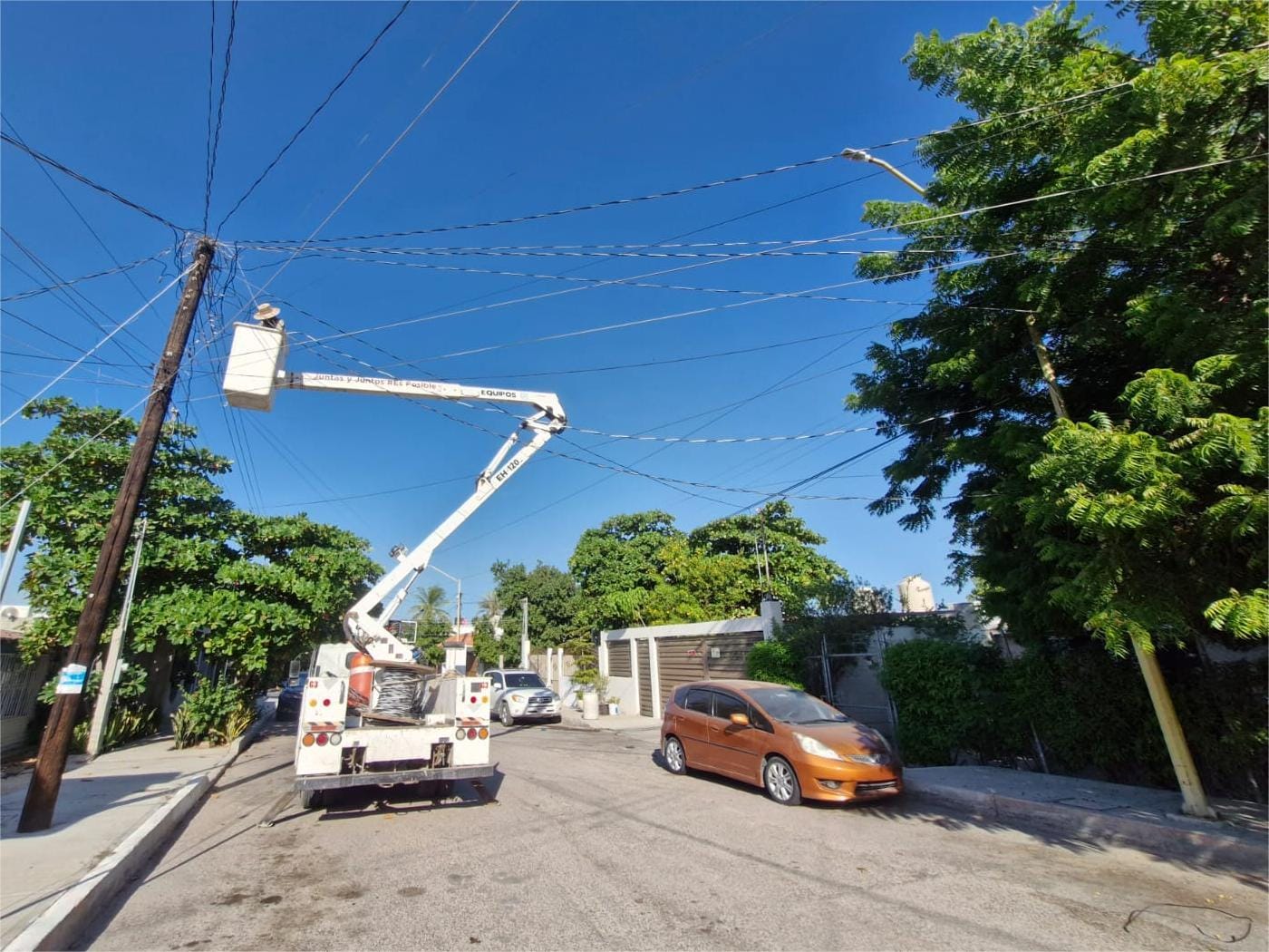 Rehabilita Servicios Públicos más de 500 luminarias en La Paz