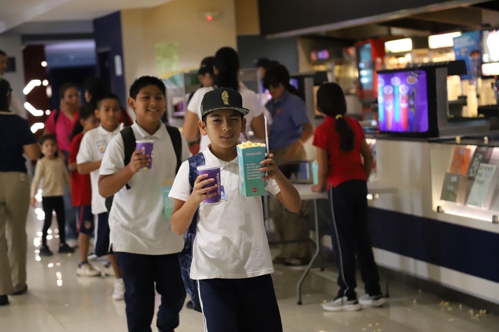 DIF La Paz y Fundación Cinépolis llevan al cine a 200 niñas y niños