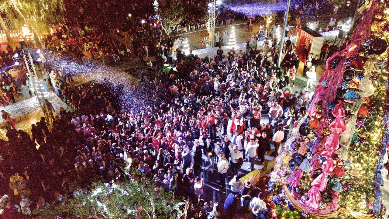 Enciende Milena Quiroga las luces de Navidad en La Paz