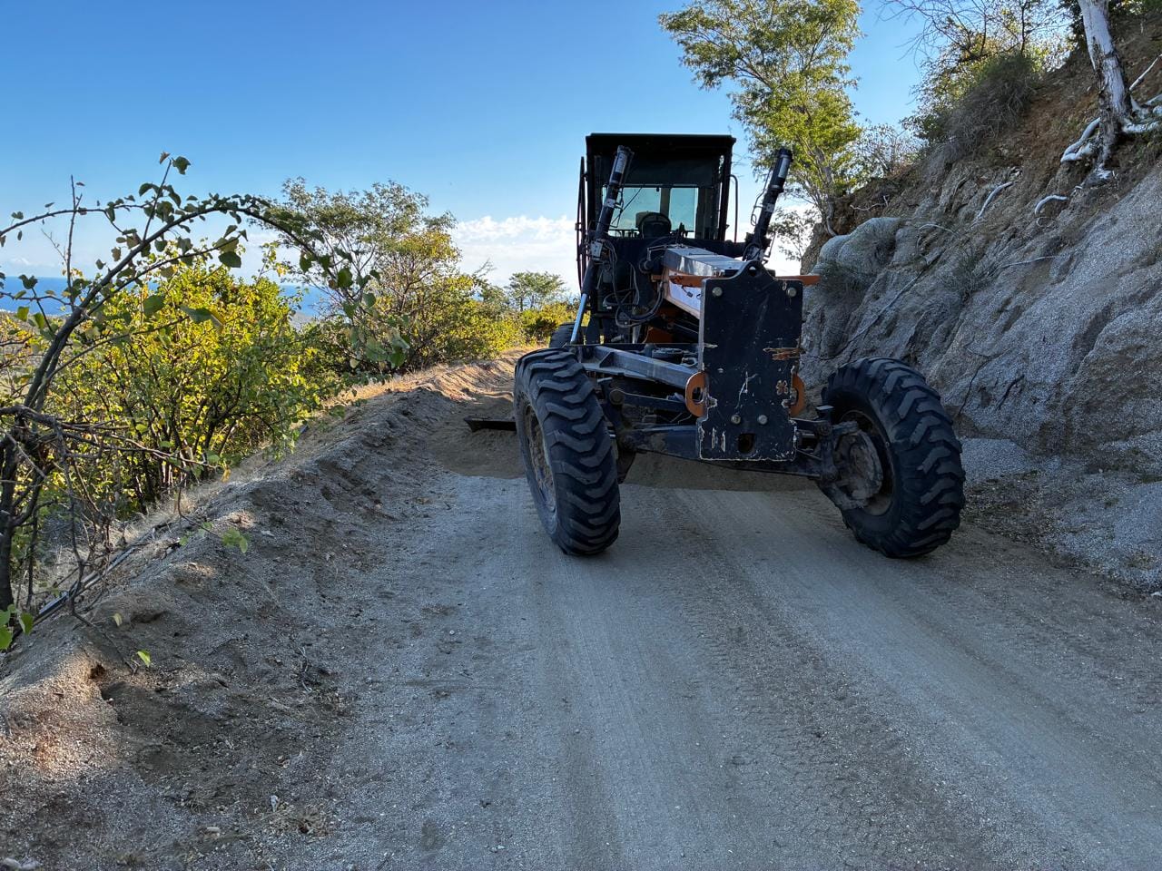 Rehabilita Servicios Públicos 57.6 km de caminos rurales en La Paz