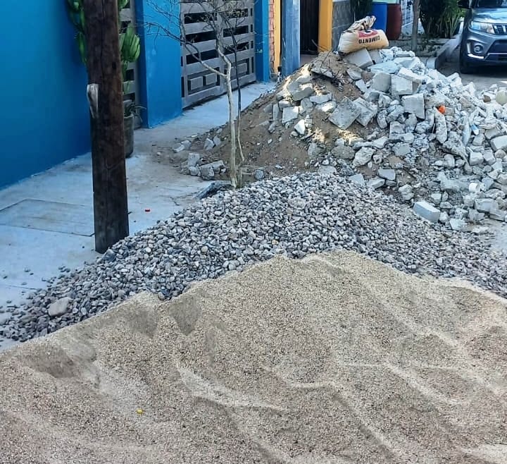 Supervisan inspectores de vía pública 92 predios obstruidos en La Paz