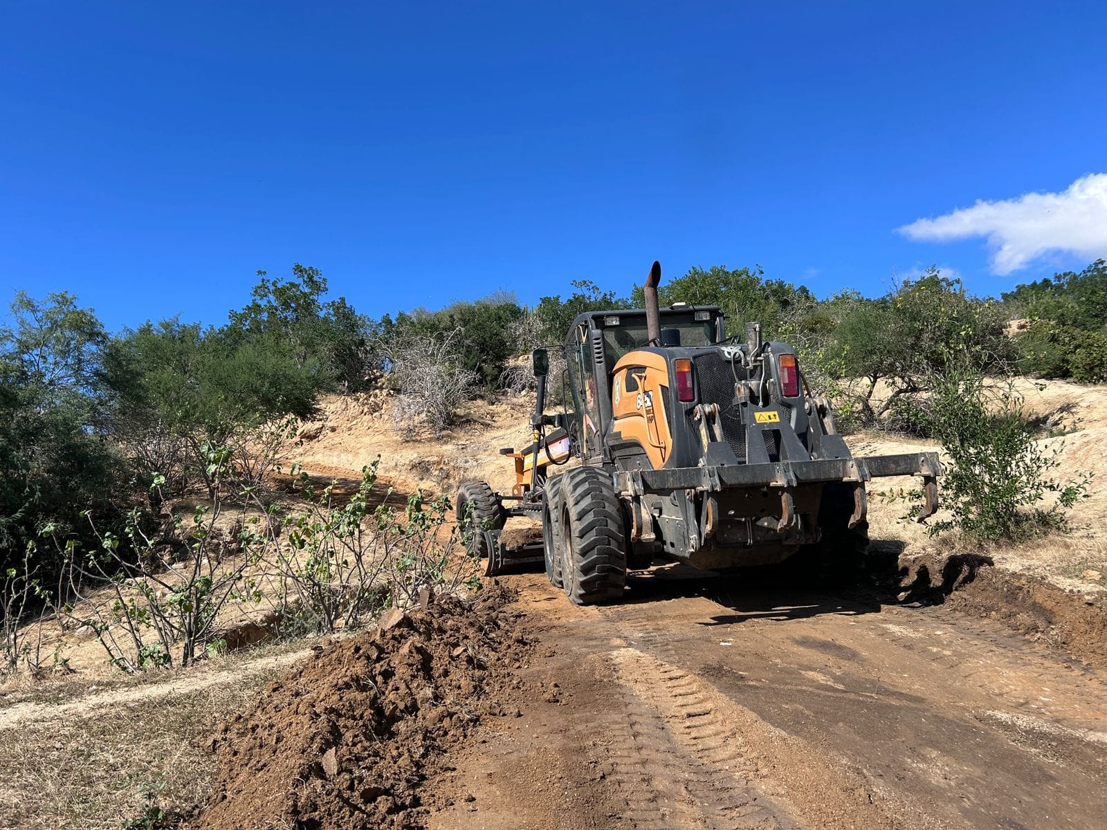 Realiza Servicios Públicos de La Paz nivelación de más de 700 kilómetros de caminos rurales