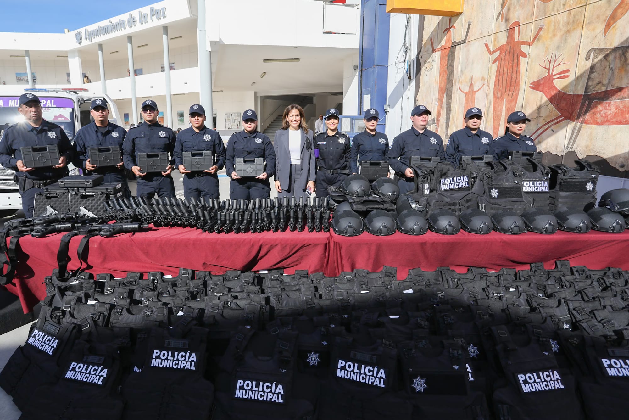 Refuerza Milena Quiroga policía municipal con entrega de armamento, equipo y vehículos