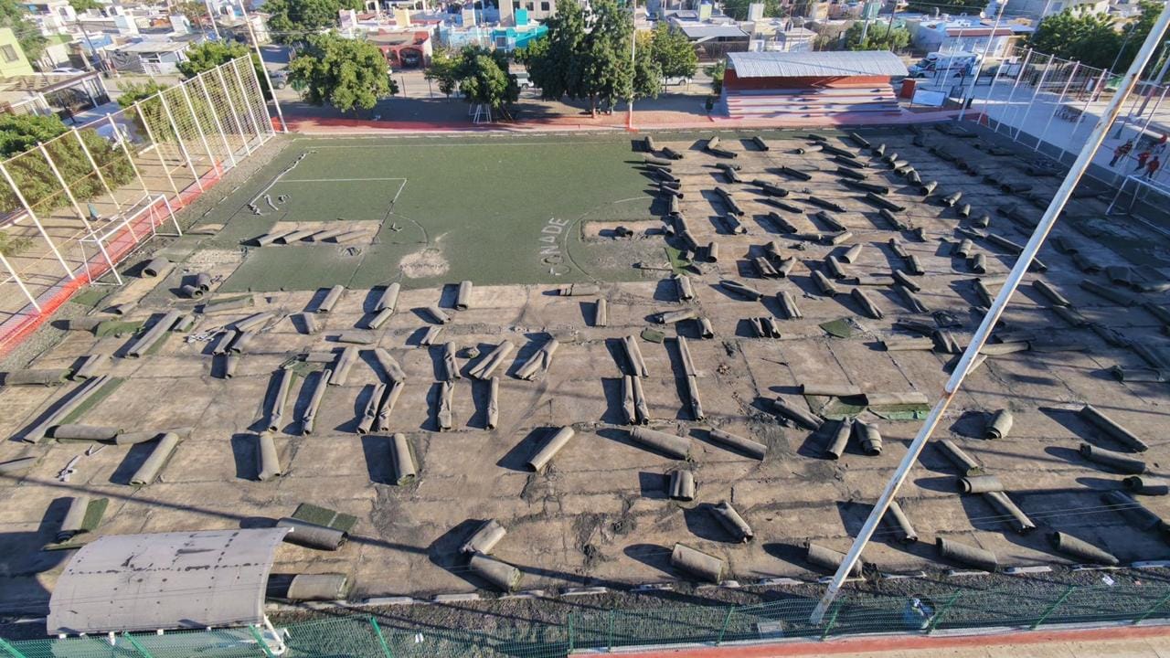 Avanza rehabilitación de la cancha pública en la colonia Miramar