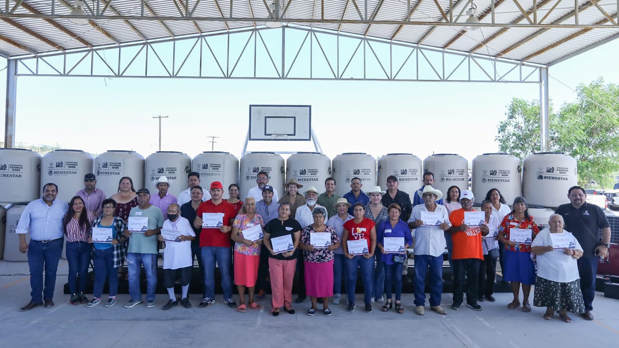 Continúa Ayuntamiento de La Paz con la entrega de tinacos a familias de escasos recursos