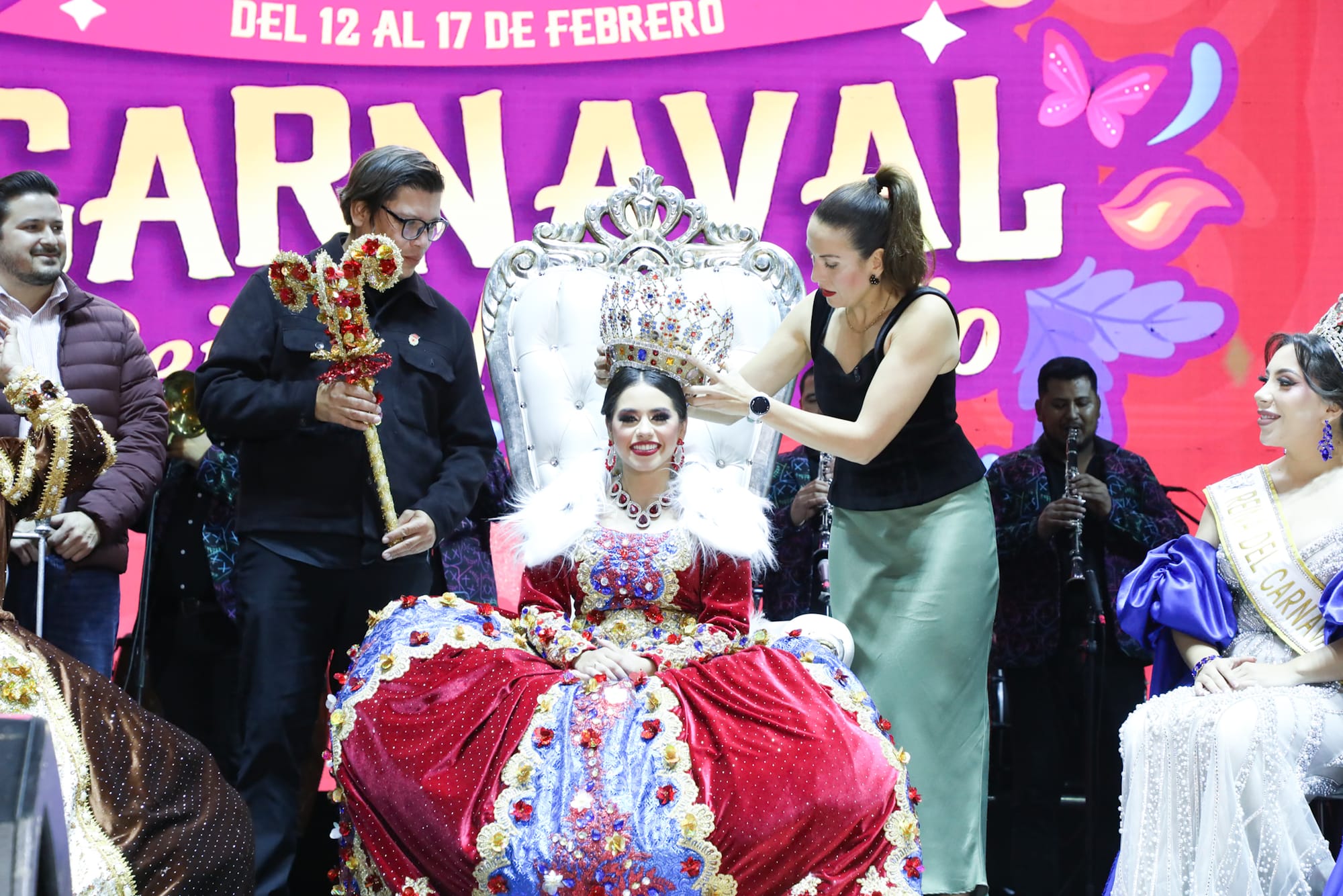 Corona Milena Quiroga a Xihomara I como Reina de la Poesía del Carnaval La Paz 2026