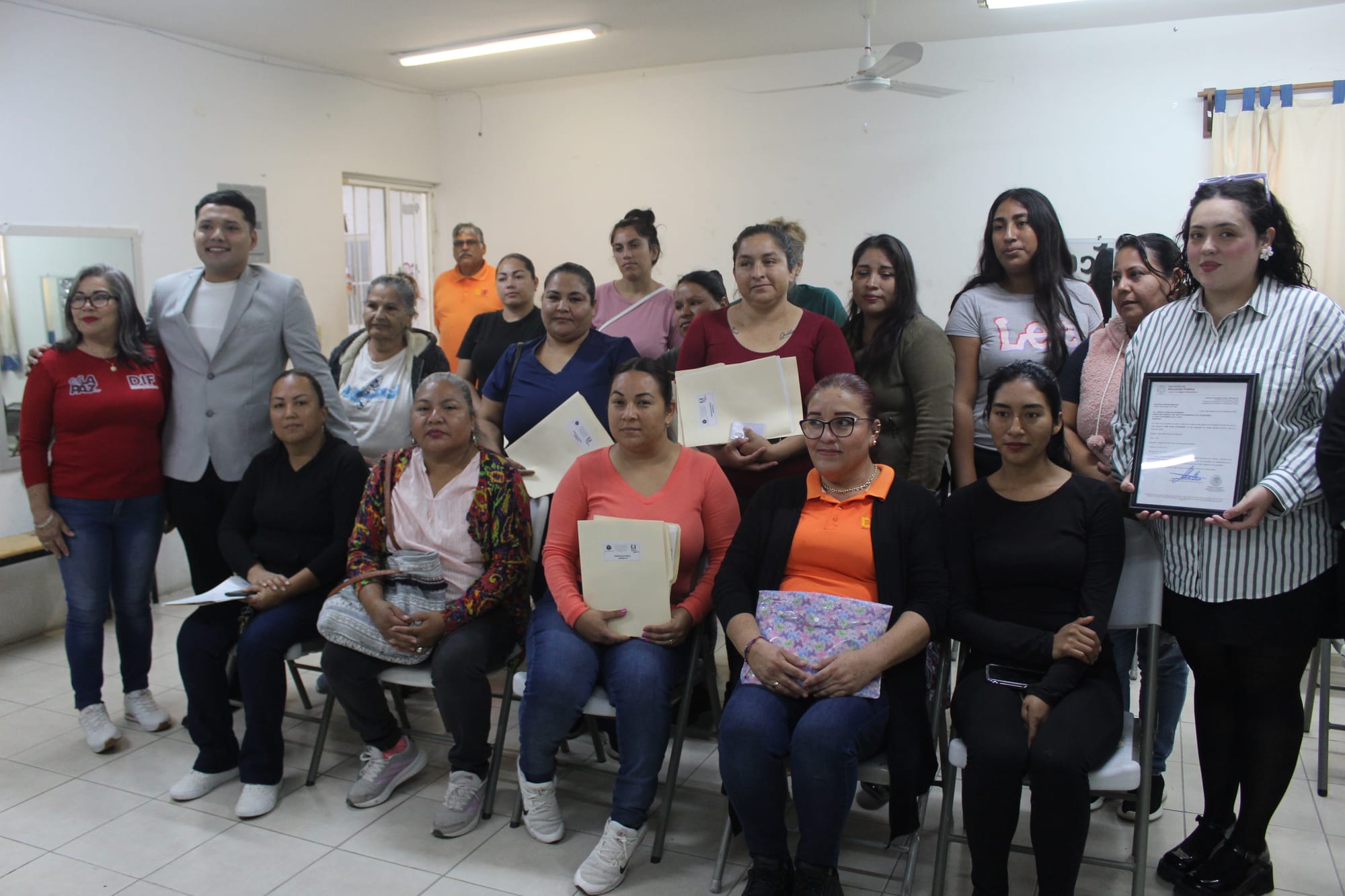 Inaugura Ayuntamiento de La Paz, primer grupo de preparatoria abierta para mujeres