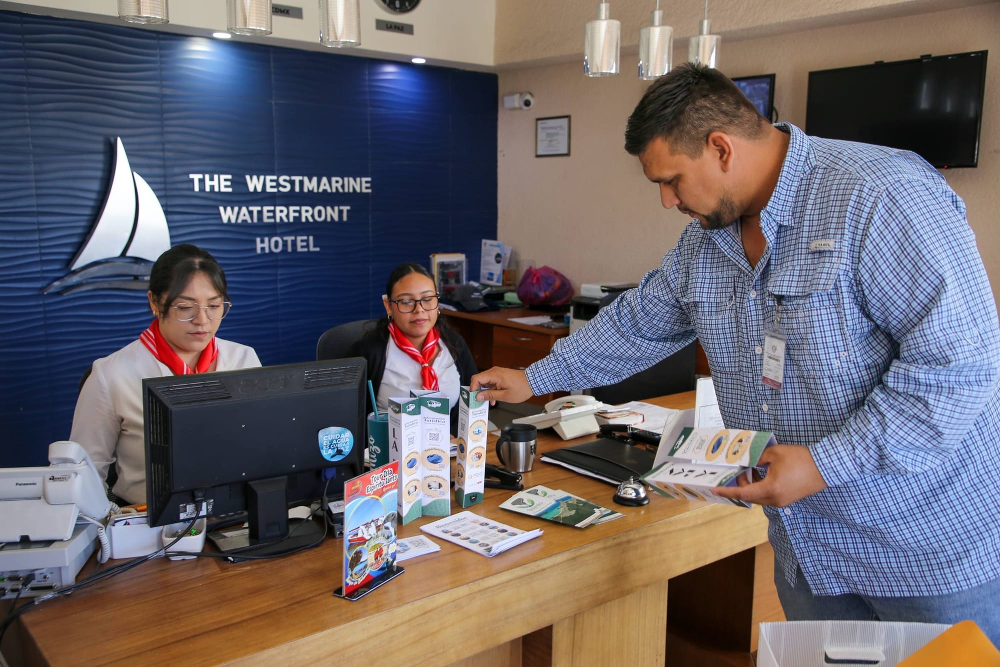 Refuerzan promoción turística con entrega de material informativo en hoteles de La Paz