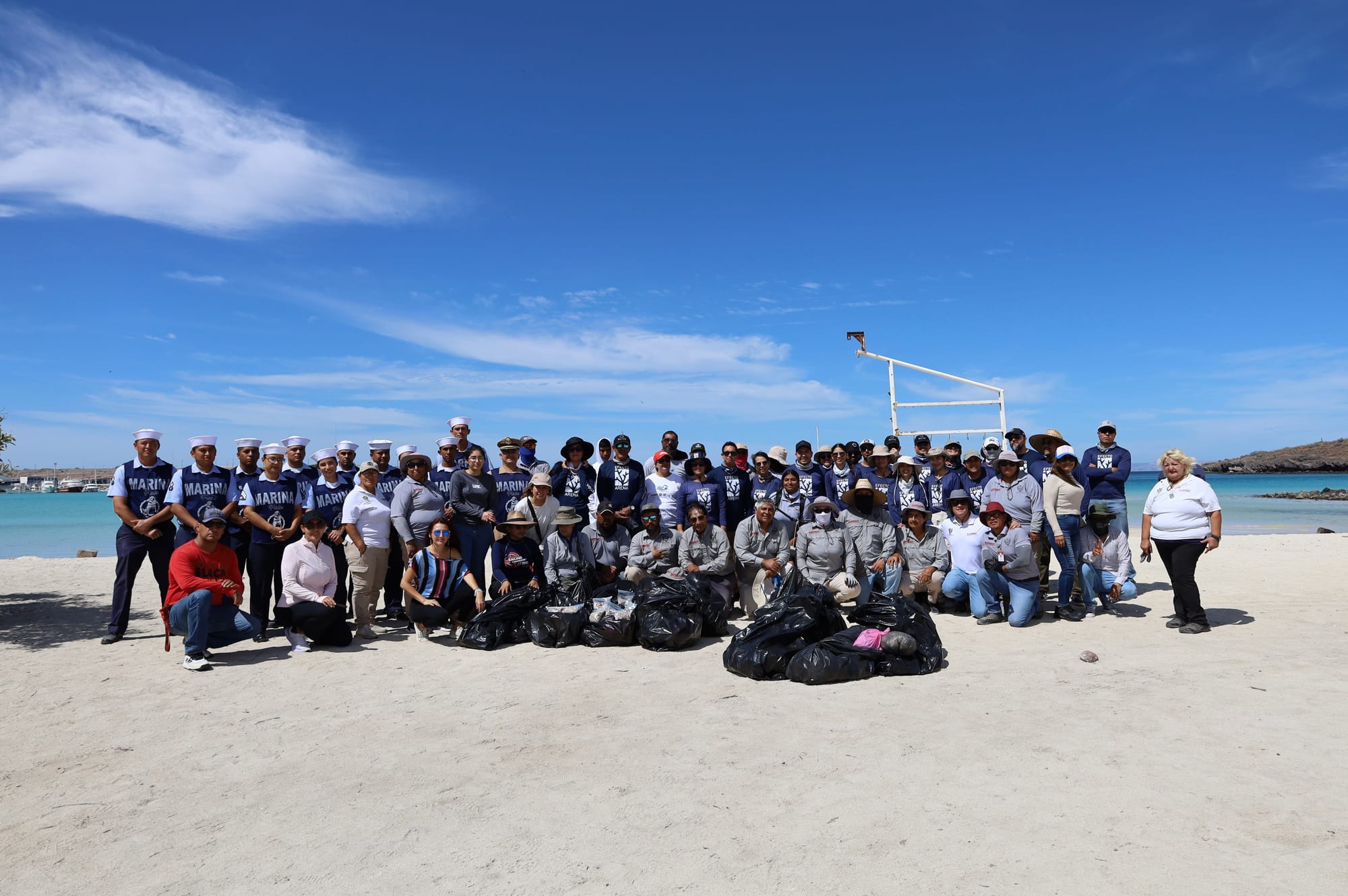 Recolectan 380 kilogramos de desechos en Macrolimpieza de la playa Pichilingue