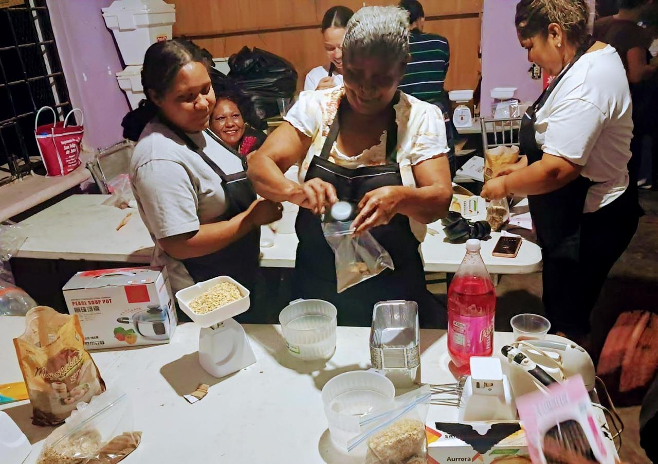 Capacita Ayuntamiento de La Paz e ICATEBCS, a mujeres de Laguna Azul