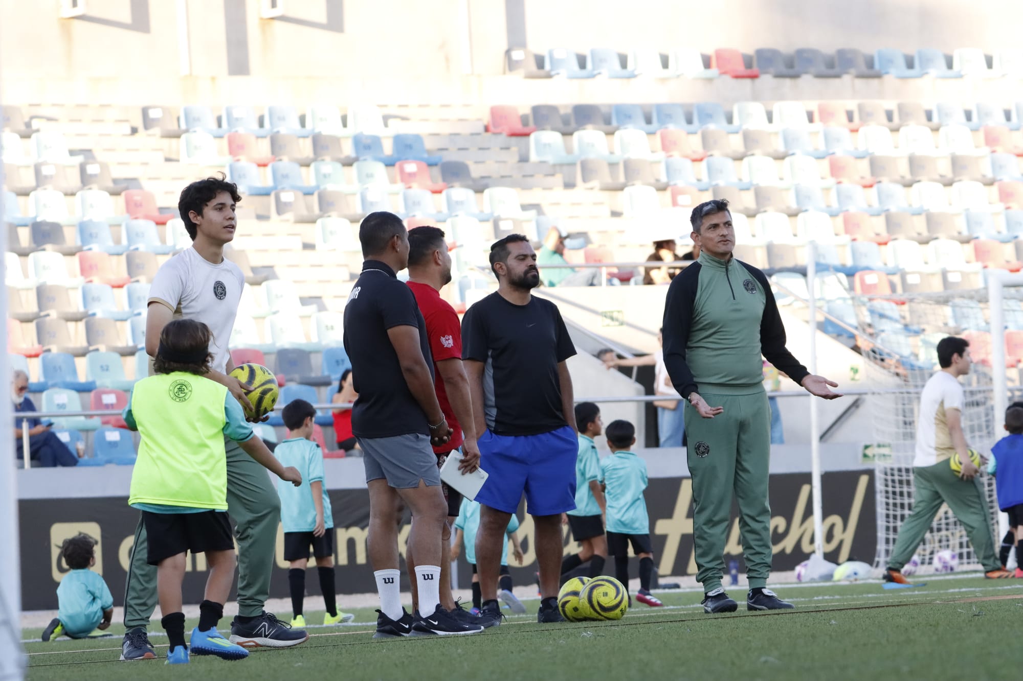 Promotores de fútbol del programa Impulso reciben capacitación por Club Atlético de La Paz