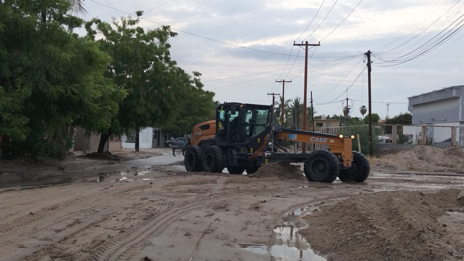 Ayuntamiento de La Paz despliega maquinaria y personal para atender zonas afectadas por las lluvias