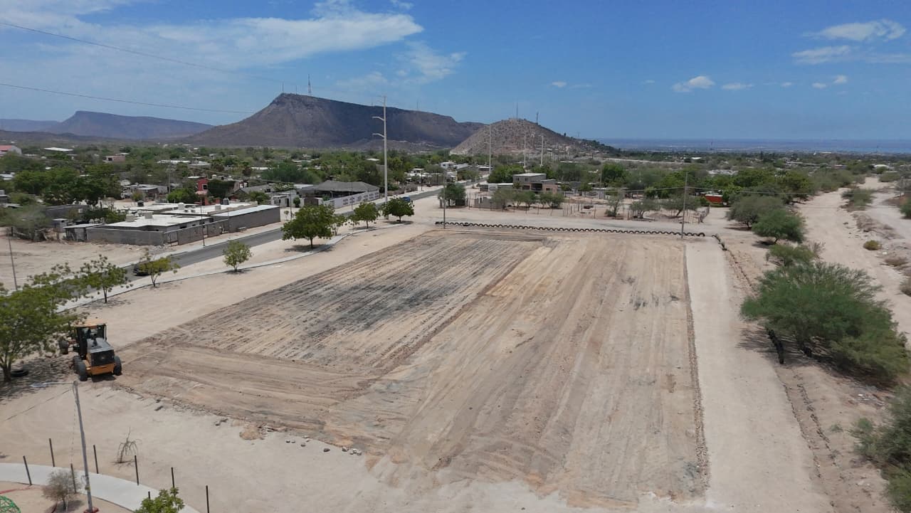 Ayuntamiento de La Paz inicia empastado de campo de fútbol en Márquez de León