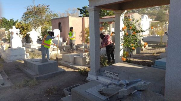 Retoman jornadas de limpieza
en los Panteones Municipales