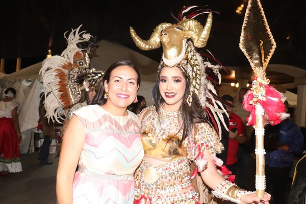 Coronan a la Reina Calafia de las Fiestas de Fundación de La Paz