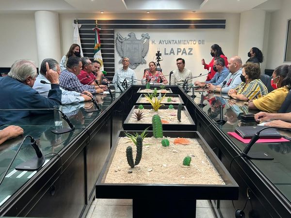 Presidenta Milena Quiroga, presenta propuesta a representantes de Piperos