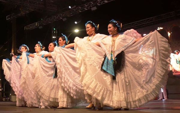 Realizan Mitote Folklórico en el Malecón de La Paz