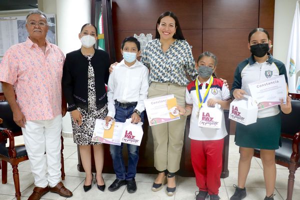 Premia Alcaldesa a ganadores del Concurso Emprende Kids