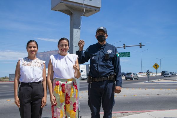 Instalan dispositivos manuales de control de semáforos
para agilizar el tránsito en el municipio de La Paz.